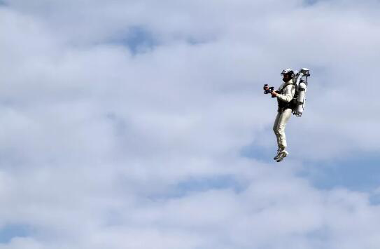 美国接连出现神秘事件,空中飞人突现海上,要颠覆战争模式?