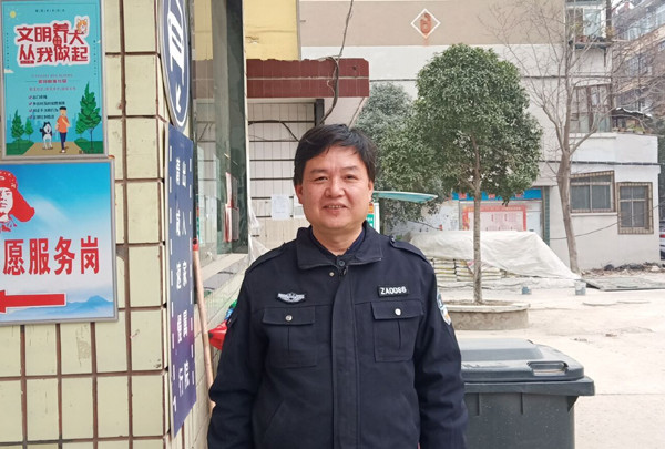 中年大叔千里收养朋友儿子打零工做保安赚钱骗母亲孩子是亲生