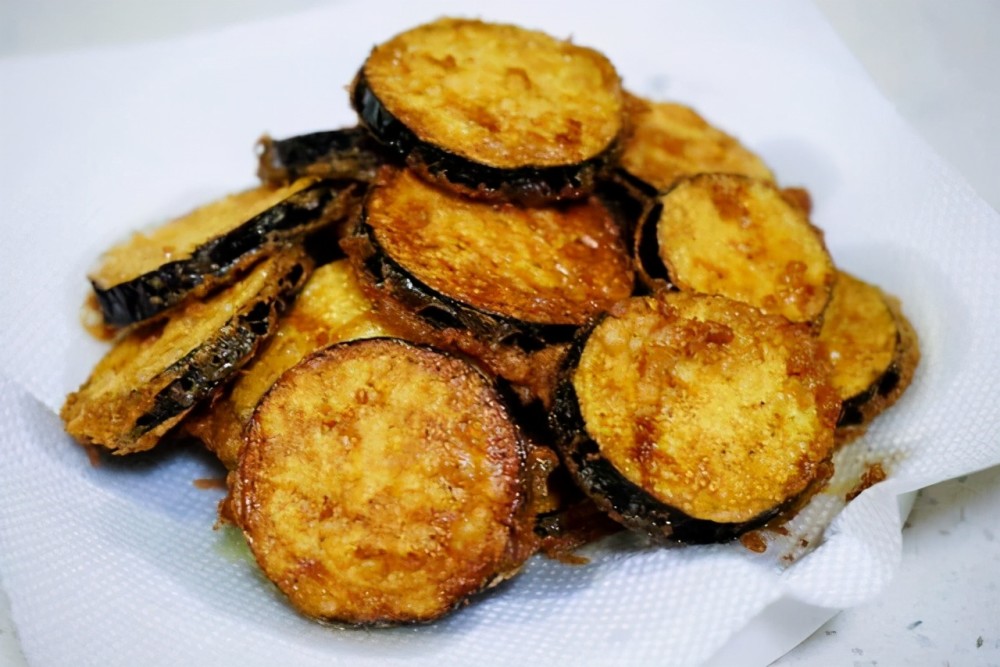 食材:茄子两个,鸡蛋三个,面粉 淀粉适量,盐 椒盐 辣椒粉具体步骤:1