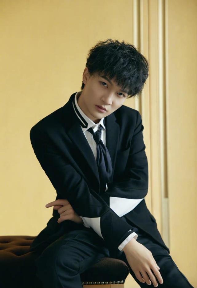 镜头下的周深,给人一种精致又乖巧的感觉,卷发的发型也是超级符合他的