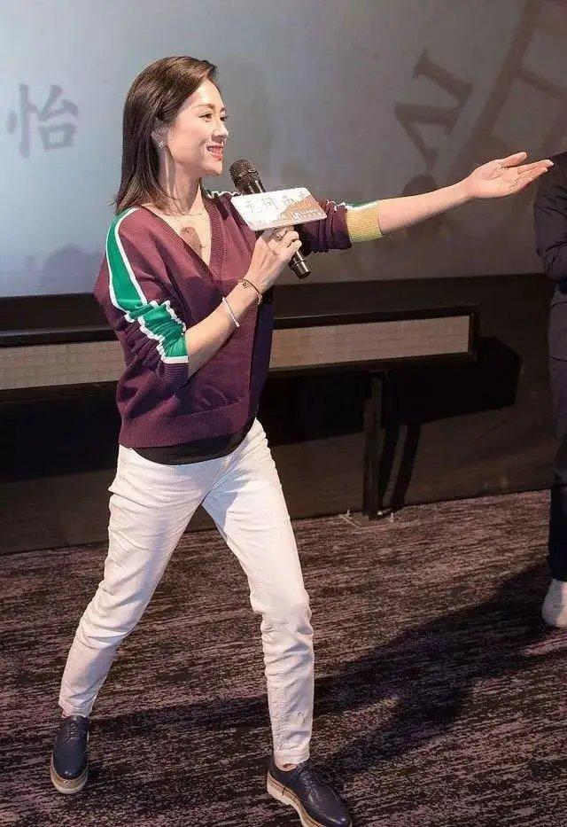 章子怡不扮嫩就很年轻,锁骨发配毛衣简单清新,41岁美得像初恋_腾讯