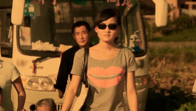 残疾女孩被父亲遗弃,多年后衣锦还乡,父亲却后悔不已,电影《逆境》