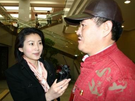 52岁王小丫近照身体发福脸部僵硬昔日央视一姐美貌不再