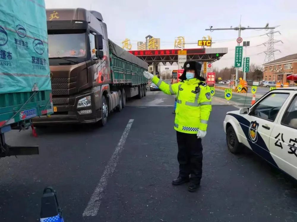 【一线纪实】抚顺交警:2021伊始,浴"雪"战"疫"纪实……_腾讯新闻