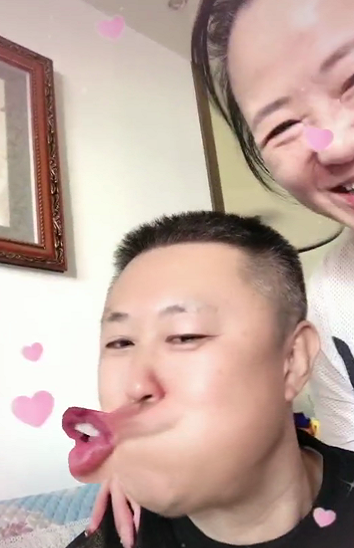 孙立荣罕晒老公,男方两鬓斑白与老婆同框差别大,身后豪宅抢眼_腾讯