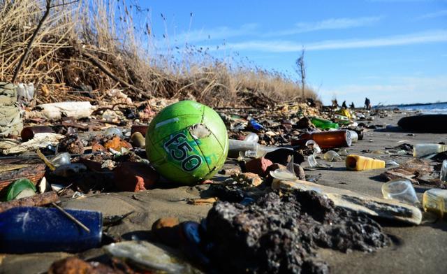 美国环境最差的沙滩垃圾遍布满地却因垃圾碰撞的声音火了