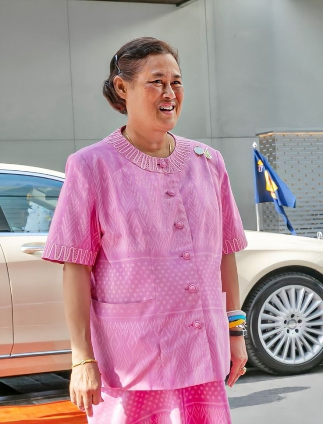65岁泰国诗琳通公主身材臃肿素面朝天年轻时的颜值却很高