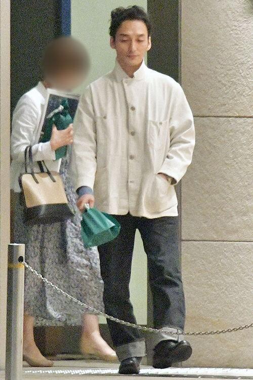 與木村娶女明星不同,草彅剛在去年12月底宣佈與31歲的圈外女友結婚