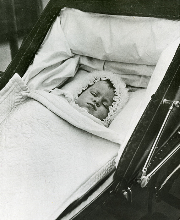 这是已经儿孙满堂的英女王小时候的照片.