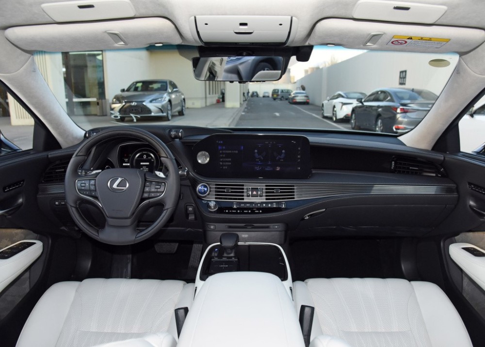 别再说丰田没高端车了!车长5米2,档次直逼奥迪a8,连螺丝钉都是精品