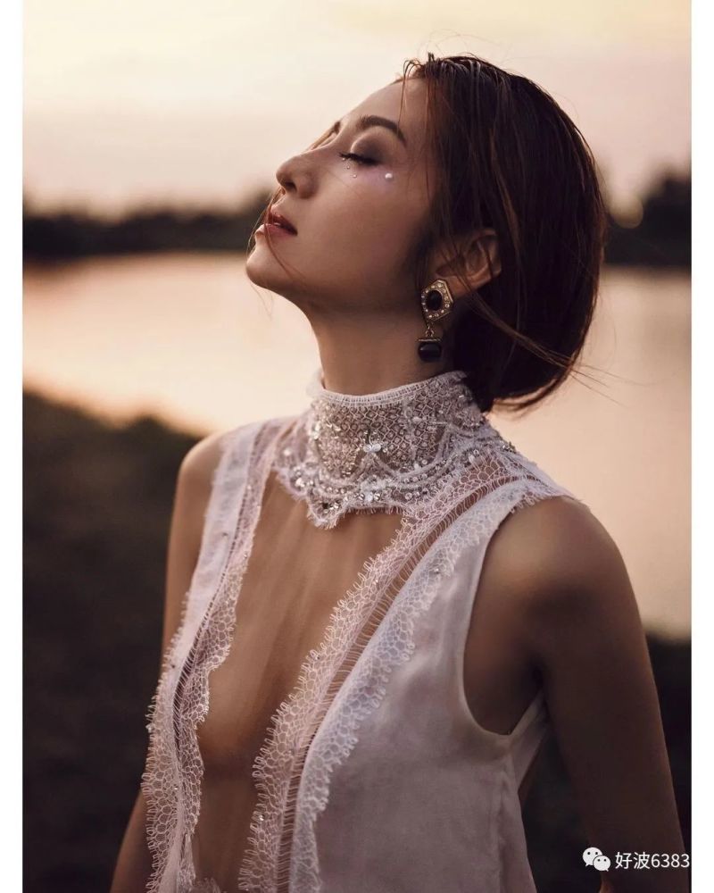 【百花体坛】陈自瑶泳装比基尼性感惹火!运动上衣秀马甲线,娃娃脸抢镜