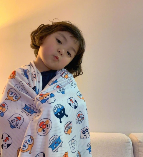 表情包权律二长大了,7岁的她近照曝光,却被网友嘲长歪了|萌娃|表情包