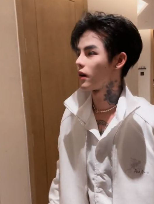 不过殷世航身上的纹身真的很多呢,小编大概在之前的时候就发现他的