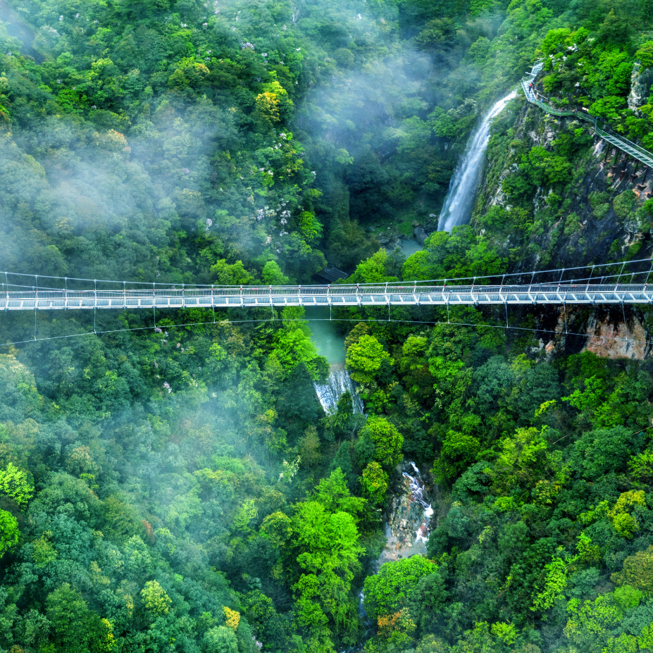龙泉白云岩村以森林,飞瀑,峡谷,绝壁,田园风光,千年古民居等景观为