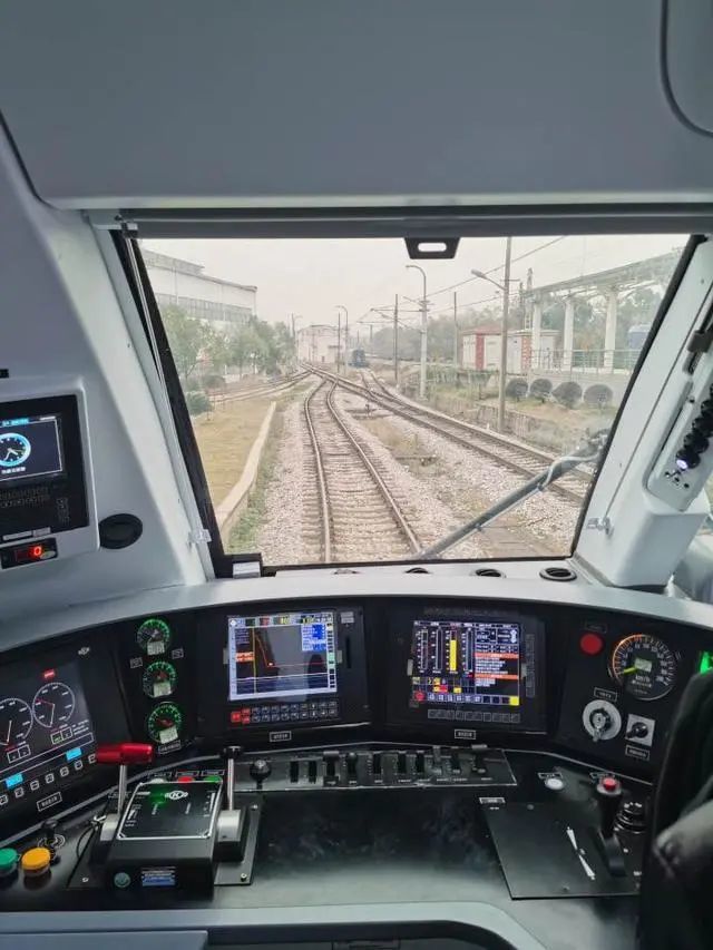 这次"到货"的hxd1c型电力机车输出功率7200千瓦,最高时速120公里,相比