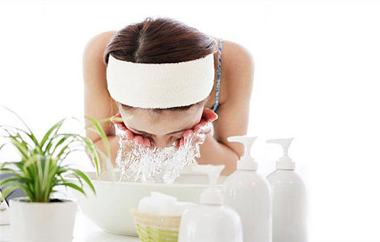 清水洗脸的好处和坏处 早上洗脸的正确方法