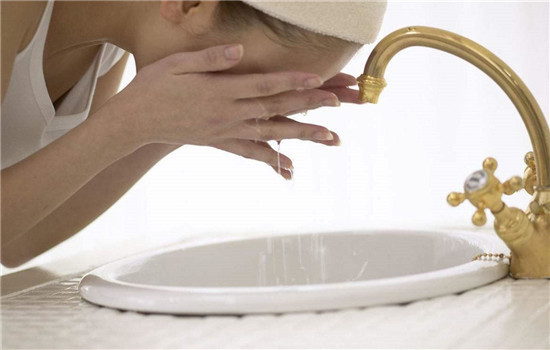 清水洗脸的好处和坏处早上洗脸的正确方法