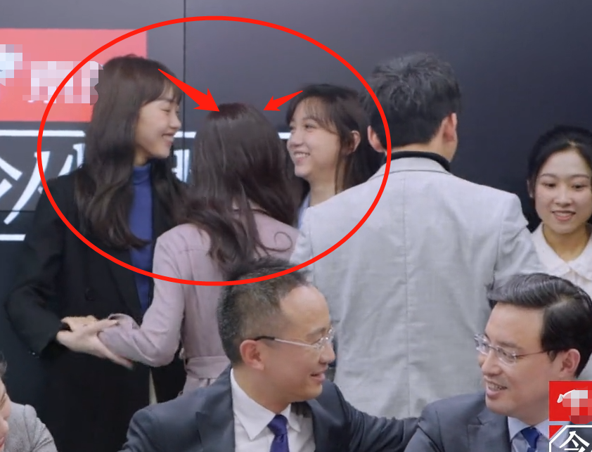 上节目跟邓冰莹同框,真实身高很显然_腾讯新闻