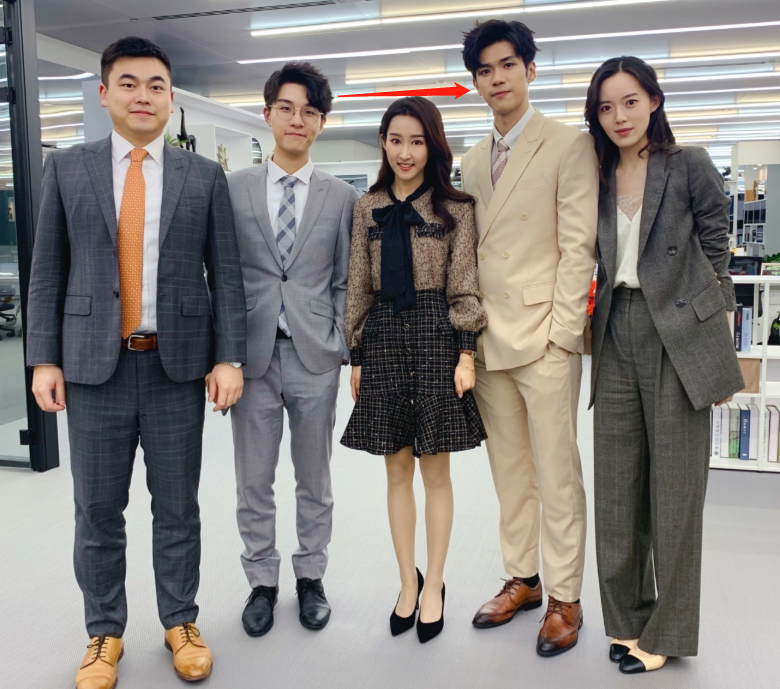 上节目跟邓冰莹同框,真实身高很显然_腾讯新闻