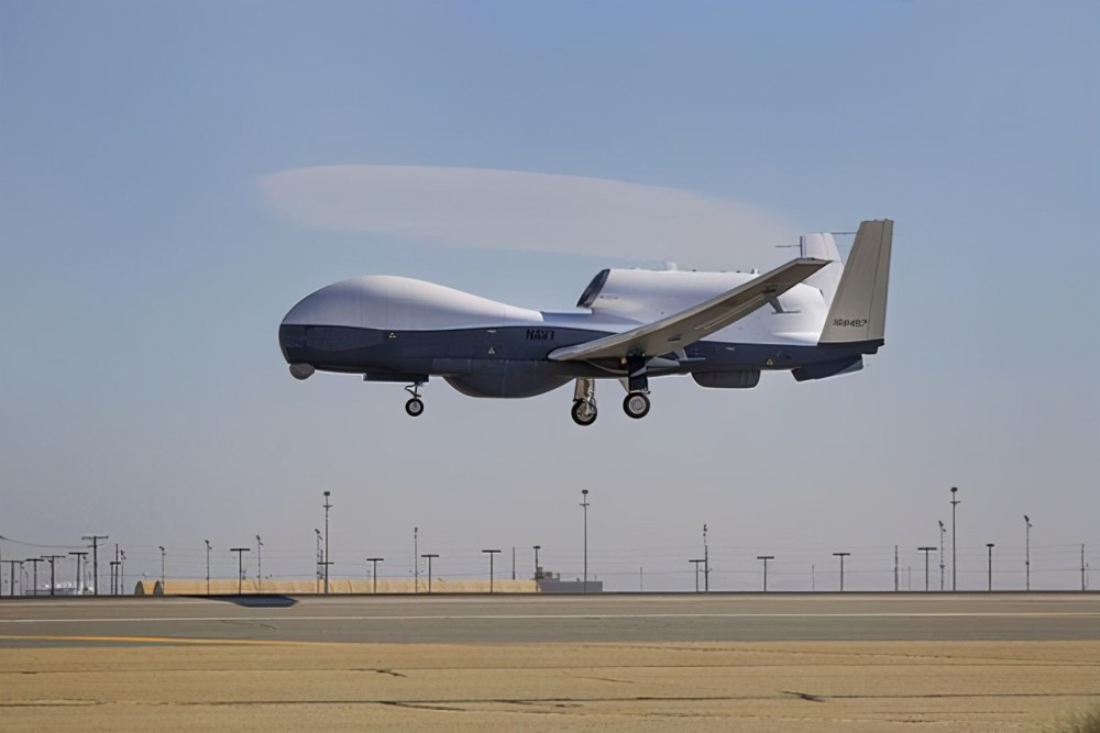 "南海战略态势感知"发布消息称,13日午夜刚过,美海军一架mq-4c无人