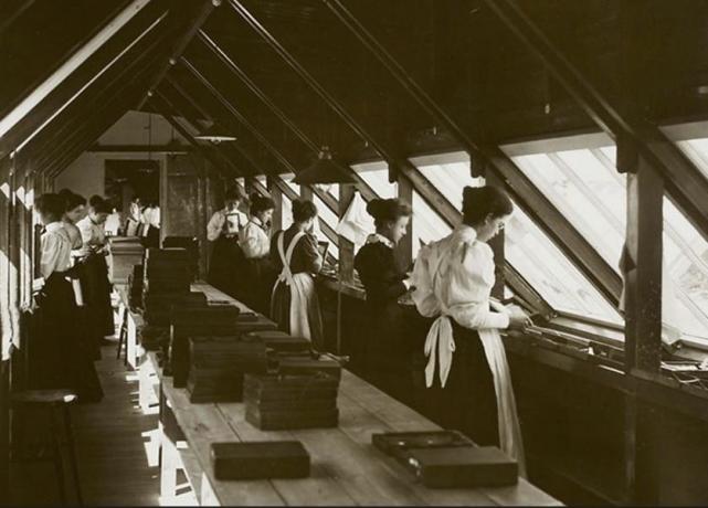 随着工业革命的到来,机器工厂取代了手工作坊.