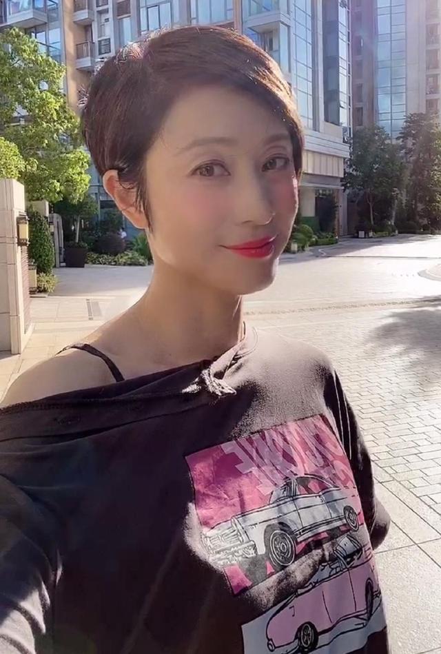 陈法容真招人喜欢,参加综艺送手工玫瑰糖,人比花娇