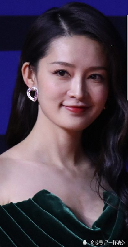 李沁穿抹胸裙参加活动,离开瘦身特效后,这身材确定真实存在?