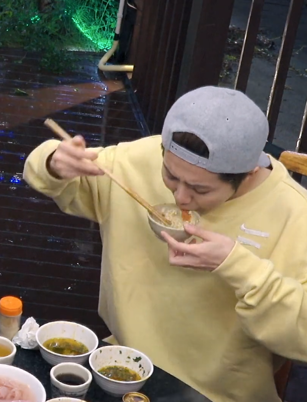 鹿晗吃火锅不忘秀恩爱,偷带一大罐泡菜回酒店,和关晓彤分着一起吃