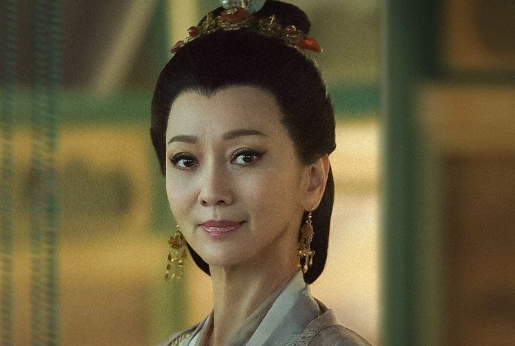 赵雅芝新剧遭吐槽摇头晃脑睁不开眼引发网友热议演技太差