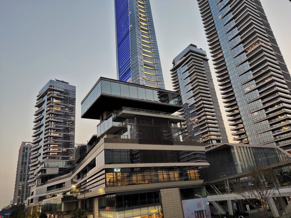 還有遠處模糊的香港……深圳灣一號位於後海中心區東濱路與科苑大道