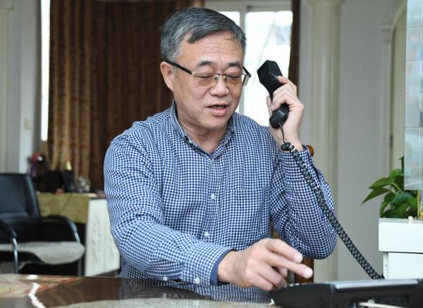 1月14日,在北京市海淀区永定路街道复兴路40号社区,李晓春老人拨打"