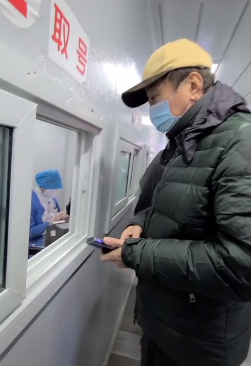 冯巩做核酸检测表情搞笑被认出后引来惊呼亲自排长队无特殊优待