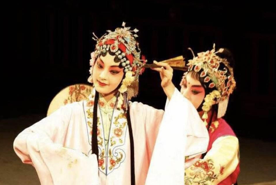 就是因为如此,李沁放弃了戏曲,进入了娱乐圈,这些年她的成绩咱们也有