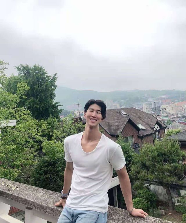 小眼睛的阳光欧巴有大块肌肉八块腹肌是他吸睛的法宝