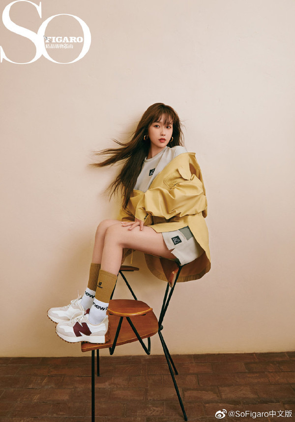 虞书欣风波后新年首封曝光长发齐刘海古灵精怪演绎都市美少女