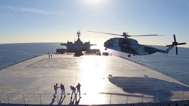 伊朗最大"直升机航母"亮相