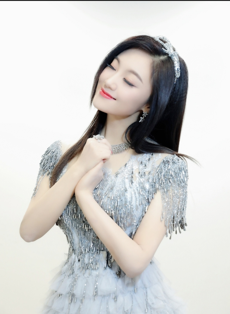 王小玮v领长裙亮相活动,回眸一笑如在逃公主,离婚后高调合体新搭档