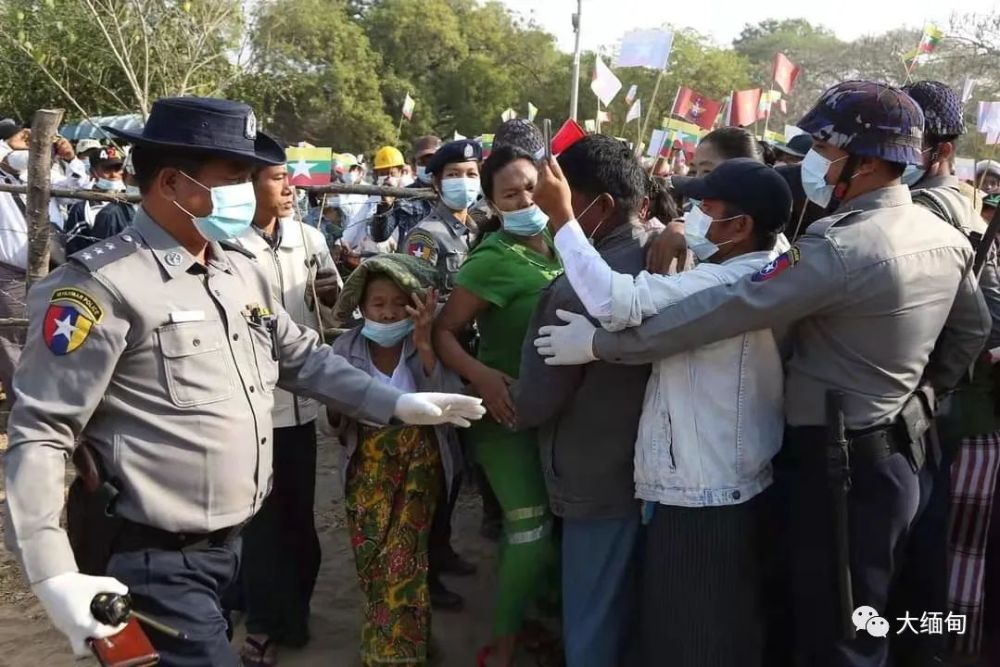 缅甸漂具镇部分民众举行游行活动支持国防军