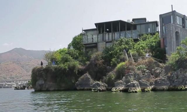带你参观杨丽萍的豪宅坐落孤岛犹如仙境每间卧室都是湖景房