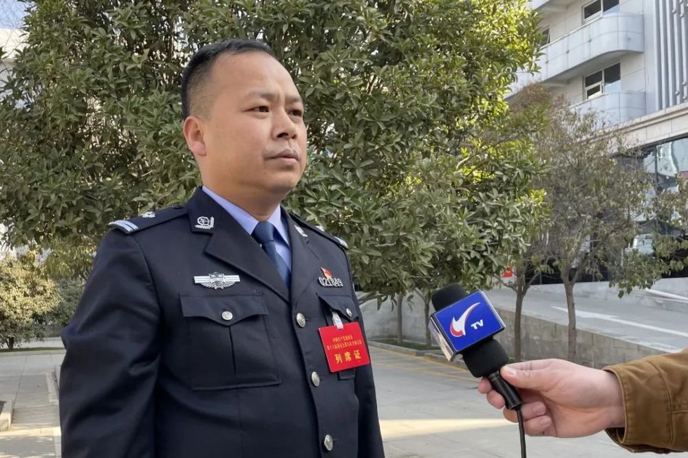 赵强  /县公安局城关派出所民警听取了县委书记林梅代表县委常委会向