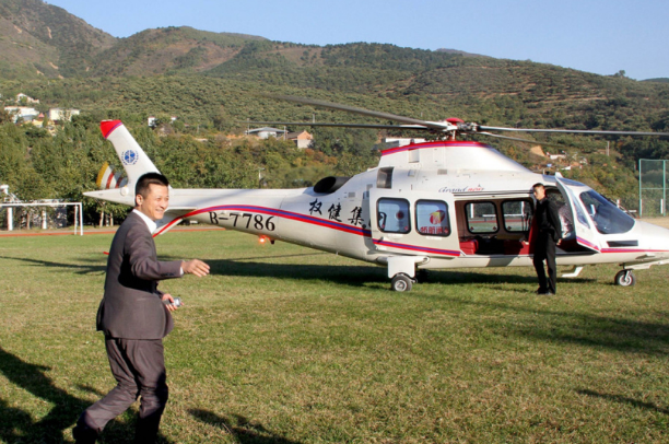 1968年出生的束昱辉在26岁的时候开始经商,9年后,也就是在他35岁的