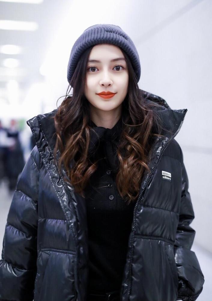 angelababy高颜值真任性,穿黑色羽绒服保暖舒适,低调随性有气场