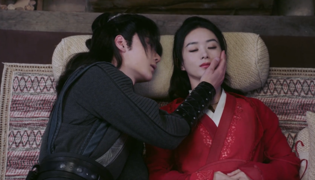 有翡谢允成功解毒雨中深情表白周翡花瓣吻可太甜了