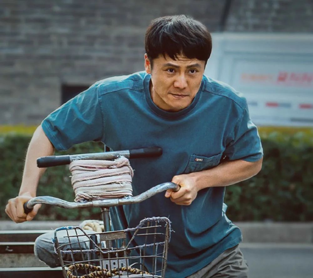 深受其恩师,陕西籍导演刘惠宁的指导与影响,此外该剧由著名演员张嘉益