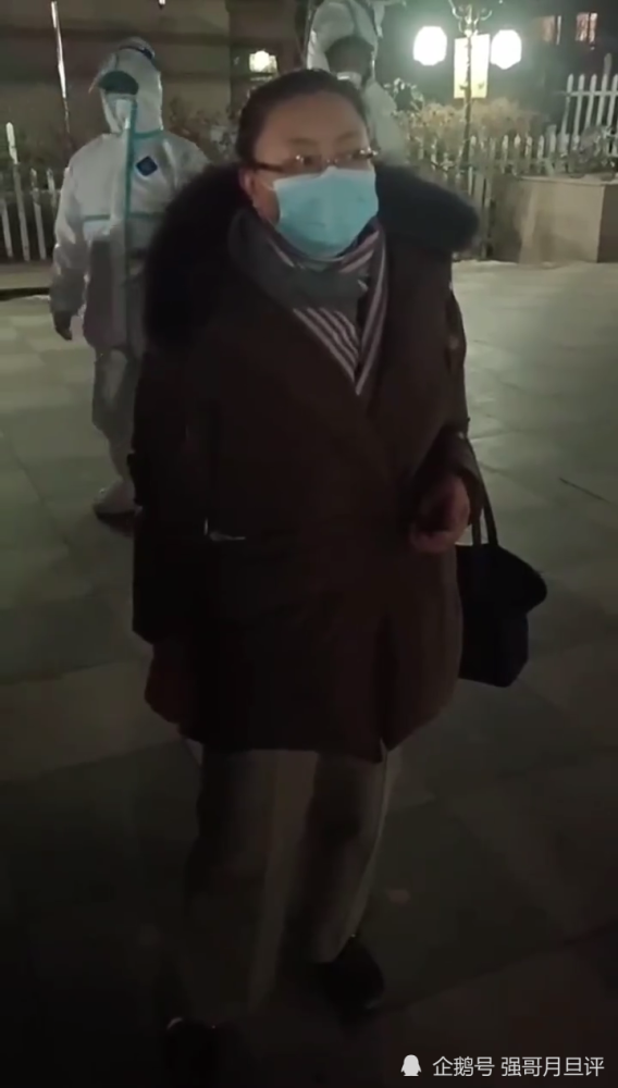 大连友谊街道办副主任王琛明因不配合登记强行进入社区被免职_腾讯