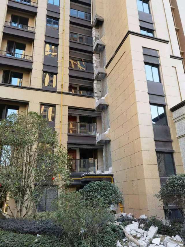 刚交付10多天就出事平阳新鸿国悦府一新楼房烟道发生闪爆