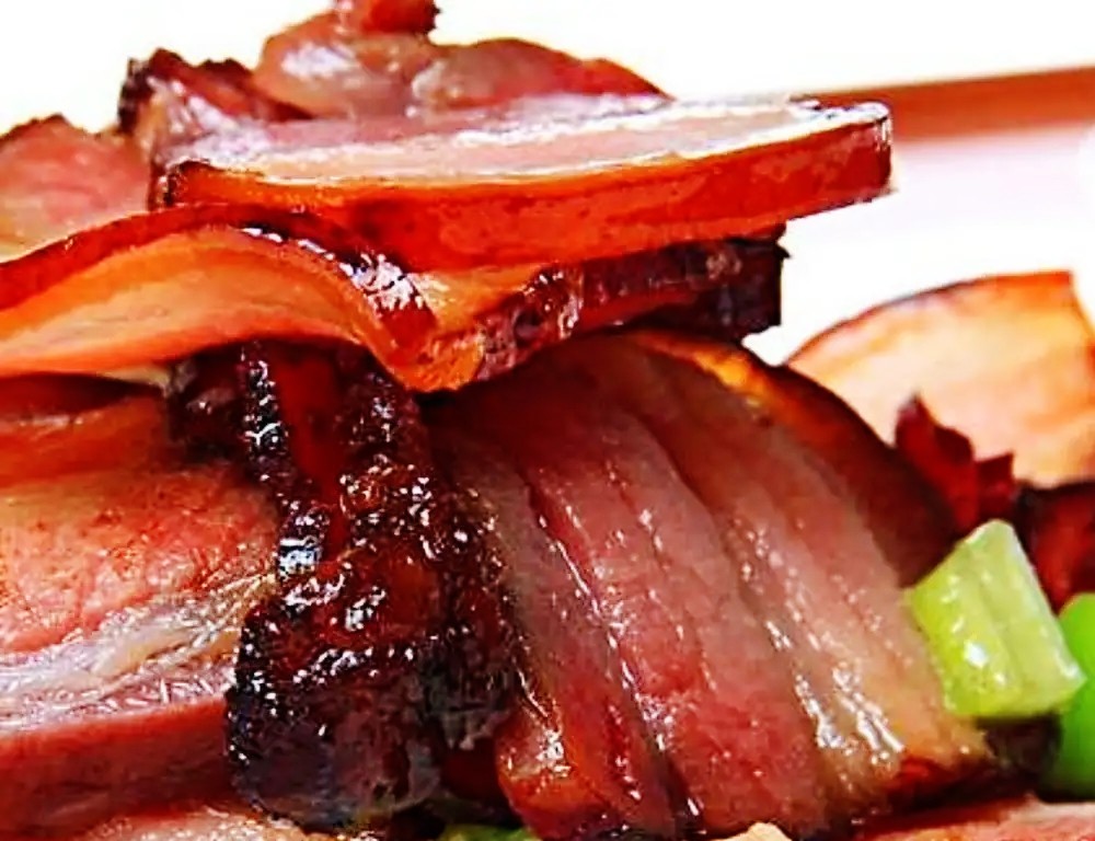 很多人喜欢吃腊肉,但是不懂腊肉的腌制方法,其实腌腊肉的方法并没有