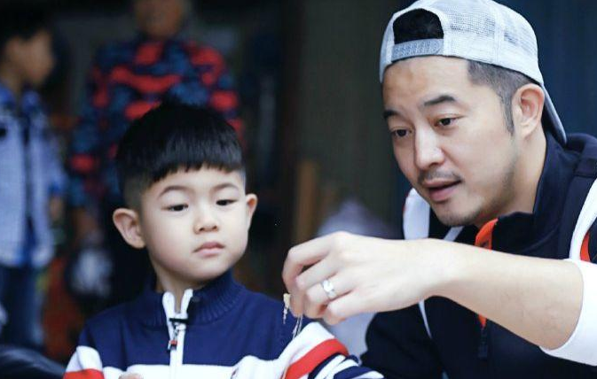 时候也是一枚体态匀称的帅哥,不然不会出演"白展堂"和"沙平威"的角色