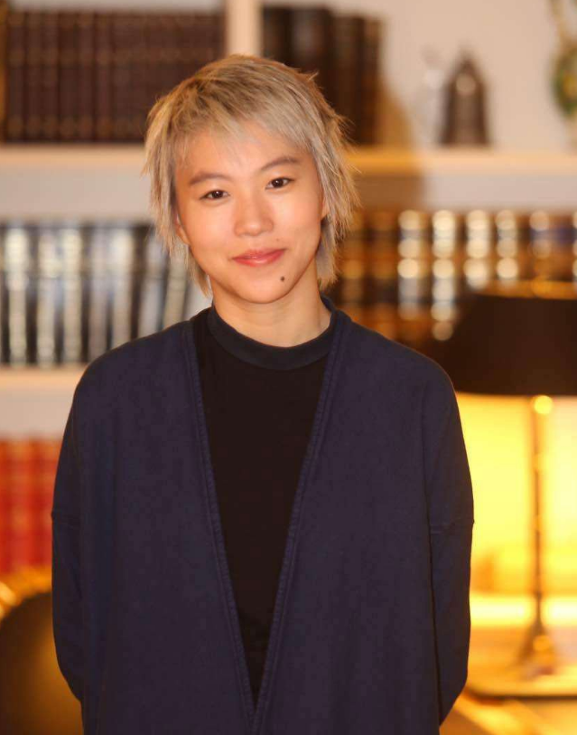 窦靖童的时尚看不懂,下巴到脖子纹条黑线,手上绑鞋带也是时髦?