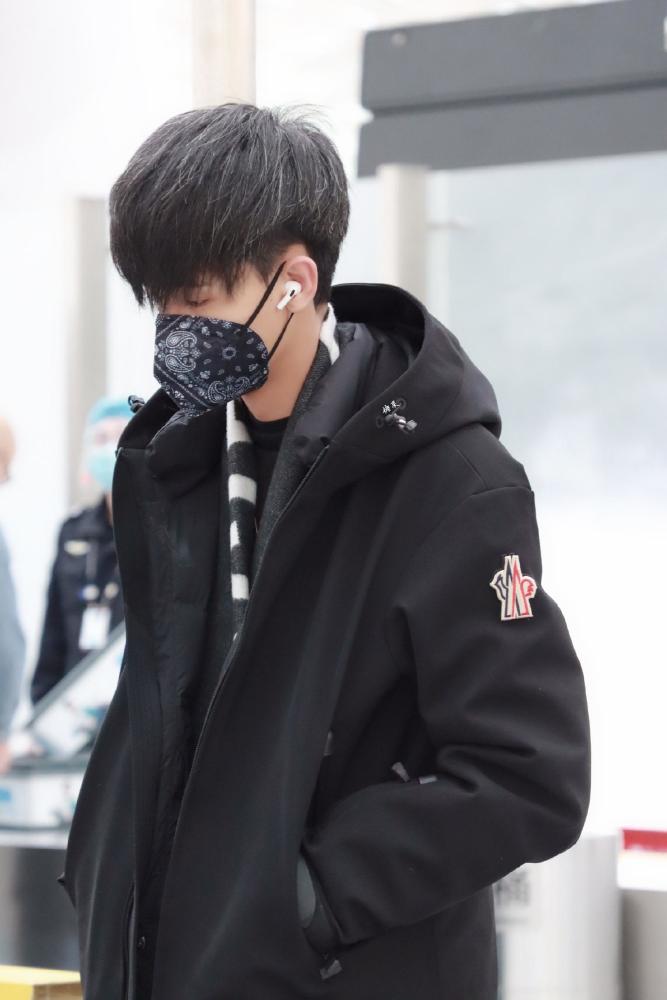 秦霄贤真的火了,两档综艺同时播出,黑色外套亮相机场帅气十足_腾讯